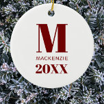 Décoration En Céramique Nom simple du monogramme Année Rouge et blanc<br><div class="desc">Moderne simple typographie minimaliste nom monogramme et conception d'année qui peuvent être changés pour personnaliser. Un programme festif de vacances d'hiver dans les tons rouge et blanc.</div>