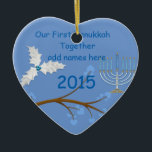 Décoration En Céramique Notre premier Hanoukka ornementent ensemble le<br><div class="desc">Les plumes et le Menorah font à cet ornement un cadeau très spécial pendant des vacances où vous prisez</div>