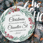Décoration En Céramique Notre premier Noël dans notre nouvelle maison Vaca<br><div class="desc">Premier Noël dans<add name="" of="" your="" street="">Rue dans classique et simple serif et écriture cursive typographie sur une verdure verte feuillage botanique de vacances couronne</add></div>