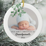 Décoration En Céramique Notre premier Noël en tant que grand-parents Folii<br><div class="desc">Le premier ornement de Noël de ce grand-parent est décoré d'un faux-pied vert à l'aquarelle. Facilement personnalisable avec la photo, le nom et l'année de votre bébé. Utilisez l'outil de conception pour modifier la taille, le style ou la couleur du texte. Parce que nous créons notre oeuvre, vous ne trouverez...</div>