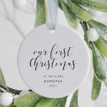 Décoration En Céramique Notre premier Noël en tant que M. et Mme élégante<br><div class="desc">Une typographie chic et élégante pour ce cadeau de décoration photo. Pour customiser avec votre photo mariage préférée. Vous pouvez aussi facilement changer la couleur de la police à votre goût.</div>