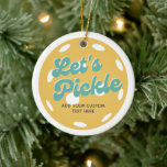 Décoration En Céramique Orange Pickleball Pickle Texte personnalisé<br><div class="desc">Un ornement amusant de pickleball avec un pickleball orange,  "Let's Pickle" dans une police rétro amusante et votre texte personnalisé. Ajoutez un nom de joueur,  un nom de club de pickleball,  un dicton amusant,  etc. Faites une fête de pickleball parfaite en faveur ou cadeau de noël de vacances.</div>