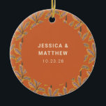 Décoration En Céramique Palmiers Tropicaux Personnalisés Destination Maria<br><div class="desc">Ajoutez une ambiance rétro à vos célébrations avec ce ornement en céramique super avec des palmiers tropicaux en orange brûlé, customisé de vos détails mariages. Parfait pour les mariages sur la plage ou les couples qui aiment l'esthétique tropicale vintage, cet ornement fait un gardien unique et significatif. Que ce soit...</div>