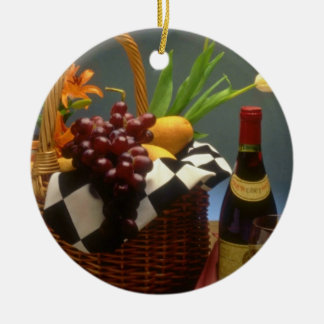 Décoration En Céramique Panier jaune de pique-nique avec du vin, fromage,
