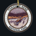 Décoration En Céramique Parc national Nene de Thaidene Badge Vintage Canad<br><div class="desc">Design vectoriel du parc national Nene de Thaidene. Le parc se trouve à proximité du bras est du Grand lac des Esclaves,  situé à l'extrémité nord de la forêt boréale du Canada.</div>