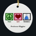 Décoration En Céramique Peace Love Chimie Enseignant sur mesure<br><div class="desc">Si vous êtes un scientifique ou avez besoin d'un cadeau geek pour les nerd dans votre vie,  ce joli ornement de Noël chimiste présente un signe de paix,  un coeur et des produits chimiques dans un bécher. Peace Love Chimie avec votre professeur monogramme sous le design.</div>