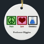 Décoration En Céramique Peace Love Chimie Enseignant sur mesure<br><div class="desc">Si vous êtes un scientifique ou avez besoin d'un cadeau geek pour les nerd dans votre vie,  ce joli ornement de Noël chimiste présente un signe de paix,  un coeur et des produits chimiques dans un bécher. Peace Love Chimie avec votre professeur monogramme sous le design.</div>