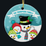 Décoration En Céramique Personnalisé Blue Snowman Famille Céramique de Noë<br><div class="desc">Ornement en céramique de Noël de la famille Blue Snowman personnalisé. Grand cadeau pour une famille de 4 personnes. Ajoutez le nom de famille et l'année.</div>