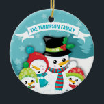 Décoration En Céramique Personnalisé Blue Snowman Famille Céramique de Noë<br><div class="desc">Ornement en céramique de Noël de la famille Blue Snowman personnalisé. Grand cadeau pour une famille de 4 personnes. Ajoutez le nom de famille et l'année.</div>