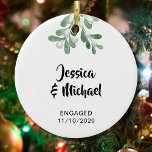 Décoration En Céramique Personnalisé engagé<br><div class="desc">Célébrez votre fiançailles ce Noël avec cet élégant ornement d'arbre de Noël. Il est décoré de faux-pieds aquarelle. Facile à personnaliser.</div>