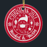 Décoration En Céramique Personnalisé Funny 2021 Masqué & Joyeux Noël<br><div class="desc">Personnalisez facilement ce magnifique ornement de Noël design 2021 dessiné à la main avec votre nom de famille personnalisé sur le dos. Le texte dit : "Noël 2021 masqué & joyeux".</div>
