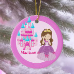 Décoration En Céramique Personnalisé Mignonne Princesse fille<br><div class="desc">Un joli ornement de Noël de princesse personnalisé avec une belle petite fille dans une robe de boule queen avec des arcs roses debout devant un château rose et bleu glace. Un joli cadeau personnalisé pour une petite fille pendant la saison des fêtes. Ajoutez le nom de votre enfant sous...</div>