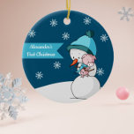 Décoration En Céramique Petit cochon et motoneige se serrant dans leurs br<br><div class="desc">Adorable premier ornement de Noël avec l'illustration d'un bonhomme de neige et d'un cochon qui s'embrassent. Un côté de l'arrière - plan est bleu foncé et vous pouvez personnaliser le texte avec votre propre. De l'autre côté, l'arrière - plan est blanc et il n'y a pas de texte. Illustré et...</div>
