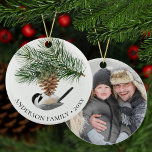 Décoration En Céramique Photo de famille Chickadee sur Pine Sprig Noël<br><div class="desc">Ce vêtement spécial de Noël de conservation de la photo de famille comprend une petite poule mignonne perchée sur un cône de pin sur le devant, avec le nom de famille et l'année, et une photo sur le dos. Customisez facilement les modèles avec votre propre texte et photo. *Si vous...</div>