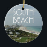 Décoration En Céramique Photo du sud de Miami la Floride de plage<br><div class="desc">Scène de paysage du sud de plage,  de Miami,  la Floride de la plage et de la partie de l'horizon de ville avec les mots "plage du sud" au dessus dans une police de style d'art déco.</div>