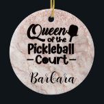 Décoration En Céramique PIckleball Gal Reine de la Cour<br><div class="desc">Oui, il y a une reine du terrain de pickleball dans votre vie qui apprécierait vraiment cet ornement de Noël amusant comme un cadeau. Oui — Reine du Pickleball Court avec beaucoup de glam et une certaine parties scintillant avec un arrière - plan rose en or et personnalisée avec son...</div>