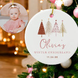 Décoration En Céramique Pink Winter Onderland Girl 1er anniversaire<br><div class="desc">Pink Winter Wonderland Girl 1st Birthday Invitations Le thème des arbres de Noël rose est parfait pour une fête d'anniversaire minimale et moderne! Choisissez notre design d'arc-en-ciel bleu pastel pour vos enfants 1er anniversaire fête.</div>