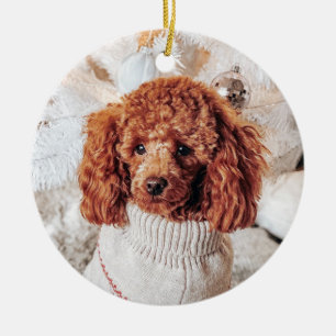 Décoration En Céramique Poodle rouge en chandail sous un sapin de Noël