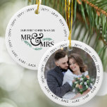 Décoration En Céramique Premier Noël en tant que Monsieur et Madame Mariag<br><div class="desc">La première année de l'ornement marié,  avec l'année répétée autour du bord. Ornement double face avec votre photo mariage d'un côté et "nos premiers chrismtas comme M. et Mme de l'autre côté. Beau cadeau de noël pour un couple marié pour la première fois noël.</div>