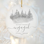 Décoration En Céramique Premier Noël Engagé Bois Arbres Gris Script<br><div class="desc">Commémorez votre fiançailles avec ce magnifique ornement de conservation rustique. Le texte gris dit "Notre premier Noël engagé",  avec le mot "engagé" dans un script élégant avec des fioritures avant et après. L'illustration de l'aquarelle présente une scène forestière hivernale d'arbres à feuillage persistant dans des tons gris.</div>