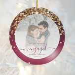 Décoration En Céramique Premier Noël Engagé Photo Bourgogne Or<br><div class="desc">Commémorez votre fiançailles avec ce magnifique ornement photo de keepsaké moderne. Le texte bourguignon dit "Notre premier fiancé de Noël", avec le mot "fiancé" dans un élégant scénario de faux papier avec des fioritures avant et après. La bordure est ornée d'une fausse feuille bordeaux parsemée d'une parties scintillant dorée brillante....</div>