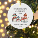 Décoration En Céramique Première famille de Noël des quatre Snowmans<br><div class="desc">Premier Noël en famille de quatre avec quatre motoneiges ornement céramique Le premier Noël parfait pour votre famille premier Noël avec votre nouveau bébé. Customisez votre ornement avec votre nom de famille et votre date.</div>