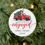 Décoration En Céramique Première photo de Camion rouge Vintage pour Noël<br><div class="desc">Pour votre premier Noël engagé, cet ornement de vacances d'inspiration vintage comporte un pick-up rouge rétro portant un arbre de Noël dans le dos peint en aquarelle. Ci-dessous, on peut lire dans la typographie moderne rouge et vert script "Notre premier Noël, engagé" avec vos prénoms et année à personnaliser. L'arrière...</div>