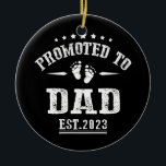 Décoration En Céramique Promu à Papa 2023 pour les Pères de la première fo<br><div class="desc">Promu à Papa 2023 pour le nouveau cadeau papa Pères pour la première fois. Un cadeau parfait pour votre père, maman, papa, hommes, femmes, amis et membres de la famille le jour de Thanksgiving, Noël, Fête des mères, Fête des pères, 4 juillet, 1776 Jour indépendant, Fête des anciens combattants, Fête...</div>