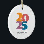 Décoration En Céramique Retro Vibes Graduation Class de 2025<br><div class="desc">Célébrez le diplômé avec cet ornement rétro. Tout le texte et toutes les couleurs peuvent être customisés.</div>