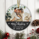 Décoration En Céramique Russe Chalkboard Snowflake Photo Joyeux Noël<br><div class="desc">Flammes de neige Rustique Chalkboard Script Lettré à la main "Joyeux Noël" Ornement photo de famille. Comprend une photo de famille, un texte de Noël joyeux qui est écrit dans un script de calligraphie manuscrit, des flocons de neige et l'année sur tableau noir ou arrière - plan couleur tableau noir....</div>