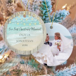 Décoration En Céramique Rustic Beach Nouvelle photo Noël<br><div class="desc">Ce décor rustique sur le thème de la nouvelle photo mariée fait un grand souvenir de Noël pour un couple marié. Une belle scène aquatique avec des vagues de l'océan est encadrée de bois patiné rustique, avec des lampes à cordes au sommet. Modifiez facilement la photo au dos avec le...</div>