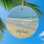 Décoration En Céramique Sandpiper en bord de mer | Belle plage personnalis<br><div class="desc">Belle décoration de plage avec de magnifiques photographies de bord de mer représentant un joli bécasseau de sable debout au bord des vagues de l'océan par une journée ensoleillée d'été. De belles vagues bleues d'eau verte roulent sur le rivage sablonneux où votre nom est personnalisé dans la jolie typographie turquoise....</div>
