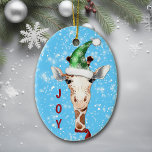 Décoration En Céramique Santa Hat Giraffe Flocon de neige Arrière - plans<br><div class="desc">Sur le devant de ce joli ornement de Noël pour enfants est une girafe comique à long cou, portant un foulard rouge et un chapeau de Santa fleur de fleur de neige vert. À côté de lui, il y a un texte rouge qui dit JOY. L'image et le texte sont...</div>