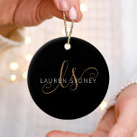 Décoration En Céramique Script féminin Black Gold moderne Monogramme<br><div class="desc">Ornement en céramique monogramme moderne Black Gold Feminine Script. Personnalisez facilement cet ornement moderne et élégant en céramique avec votre monogramme et votre nom personnalisés.</div>