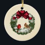 Décoration En Céramique Serre X-Mas et oiseaux<br><div class="desc">Un arrière - plan crème,  décoré d'une couronne de sapin recouverte de neige avec un grand arc en satin rouge,  et deux oiseaux mignons assis dessus. Accrochez-le sur votre arbre,  décorez-le avec un cadeau ou une couronne. Vous pouvez même le personnaliser en ajoutant votre propre texte !</div>