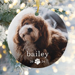 Décoration En Céramique Simple Empreinte de patte Photo Chien Noël<br><div class="desc">Simple Empreinte de patte Photo Chien de Noël Céramique Ornement est un élégant ornement moderne de vacances avec le nom de votre chien présenté dans la typographie classique en blanc sur votre photo pleine taille.</div>