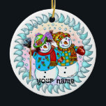 Décoration En Céramique Snowman Couple<br><div class="desc">Snowman Couple ornement,  t-shirt,  cadeaux et vêtements par ArtMuvz Illustration. Vêtements de bonhomme de neige,  t-shirts,  cadeaux de vacances. T-shirt Snowman,  cadeaux de Noël et vêtements d'hiver.</div>