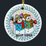 Décoration En Céramique Snowman Couple<br><div class="desc">Snowman Couple ornement,  t-shirt,  cadeaux et vêtements par ArtMuvz Illustration. Vêtements de bonhomme de neige,  t-shirts,  cadeaux de vacances. T-shirt Snowman,  cadeaux de Noël et vêtements d'hiver.</div>