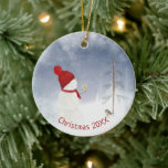 Décoration En Céramique Snowman de Noël avec Gold Star<br><div class="desc">Charmant bonhomme de neige avec étoile d'or de Noël pour vieux pin dans la forêt d'hiver et flocons de neige. Le texte est modifiable.</div>