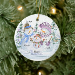Décoration En Céramique Snowman Famille 3 mignons Noël personnalisé<br><div class="desc">Un joli ornement personnalisé de noël pour une famille de 3. Le design recto-verso propose un joyeux trio de bonhommes de neige entourés d'arbres de noël et vous pouvez le personnaliser avec l'année et vos noms.</div>