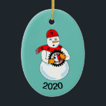 Décoration En Céramique Snowman mécanique<br><div class="desc">Un bonhomme de neige tenant une tenue et portant un casquette et un foulard avec des engrenages est un cadeau amusant pour les mécaniciens et les ingénieurs mécaniques aux anniversaires et jours fériés. La date peut être modifiée.</div>