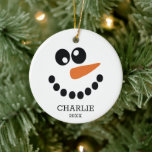Décoration En Céramique Snowman personnalisé<br><div class="desc">Cet adorable bonhomme de neige ornait le visage avec votre nom et l'année aurait l'air fabuleux sur votre arbre! Il fait un souvenir fabuleux ou un cadeau! Obtenez-les pour tous vos amis et votre famille... ils auront l'air si mignons sur leurs arbres !</div>