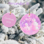 Décoration En Céramique Snowman rose et pourpre<br><div class="desc">Très Mignonne. Ces ornements de bonhomme de neige rose et violet peuvent être personnalisés au dos avec votre propre message. Parfait pour le sapin de Noël !</div>