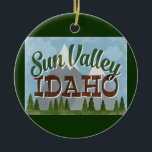 Décoration En Céramique Sun Valley Idaho Amusants Retro Snowy Mounts<br><div class="desc">Sun Valley Idaho neo design de voyage vintage dans un style amusant rétro dessin animé avec des montagnes enneigées,  la forêt et les arbres en dessous,  le ciel bleu et le texte de script rétro cool.</div>