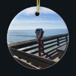 Décoration En Céramique Sur Newport Pier, Newport Beach, Californie<br><div class="desc">Vue sur la jetée à Newport Beach,  Californie. Un beau matin ensoleillé,  peu de gens sur la jetée avec de nombreux bancs ouverts et les décors de vue classiques. Photo prise en novembre 2022.</div>
