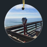 Décoration En Céramique Sur Newport Pier, Newport Beach, Californie<br><div class="desc">Vue sur la jetée à Newport Beach,  Californie. Un beau matin ensoleillé,  peu de gens sur la jetée avec de nombreux bancs ouverts et les décors de vue classiques. Photo prise en novembre 2022.</div>