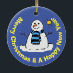 Décoration En Céramique Un Snowman amusant dans une scène d'hiver givrée<br><div class="desc">Un Snowman amusant dans une scène d'hiver gelée. Illustration de style dessin d'un bonhomme de neige avec un soleil hivernal qui brille. Le ciel bleu arrière complète le design. Le message dit : "Joyeux Noël et une bonne année".</div>