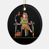 DÉCORATION EN CÉRAMIQUE UNE FILLE TRAVAILLANT SINCÈREMENT DANS UN ORDINATE (Gauche)