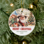 Décoration En Céramique Une image réaliste de l'ouest sauvage avec un cowb<br><div class="desc">Design traditionnel d'aquarelle sauvage ouest Joyeux fêtes arboré de Noël ornement classique de couleurs rouge et vert et illustration extraordinaire au Santa Claus comme cowboy avec bandana et badge du shérif combiné avec lettrage occidental.</div>