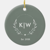 Décoration En Céramique Vert sauge et blanc | Monogramme initiales moderne (Dos)